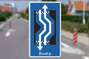 E16.3.32 Dobbelt forsætning højre-venstre med bump med modkørende Seri Q Sign