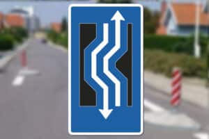 E16.3.33 Dobbelt forsætning venstre-højre med modkørende Seri Q Sign