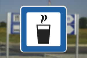 Servicetavle der viser vej til en café i nærheden Seri Q Sign