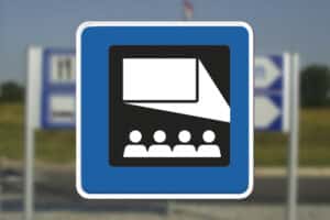 Servicetavle der viser vej mod biograf Seri Q Sign