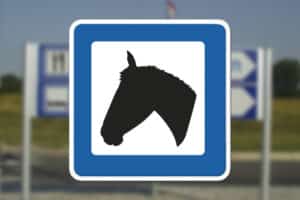 Servicetavle der viser vej mod hestestutteri Seri Q Sign