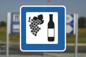 Servicetavle der viser vej mod vingård Seri Q Sign