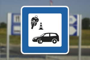 Servicetavle der viser vej mod køreskole / køreteknisk anlæg Seri Q Sign