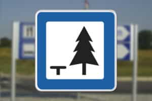 Servicetavle der viser vej mod nærmeste rasteplads Seri Q Sign