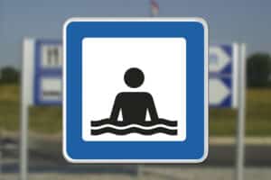 Servicetavle der viser vej mod nærmeste udendørs badested Seri Q Sign