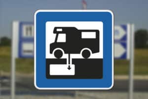 Servicetavle der viser vej mod lokation for tømning af kemisk toilet Seri Q Sign