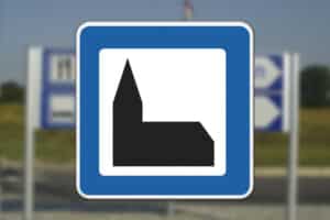 Servicetavle der viser vej mod kirke Seri Q Sign