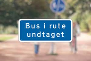 UD11.1 Bus i rute undtaget blåt skilt med hvid skrift Seri Q Sign