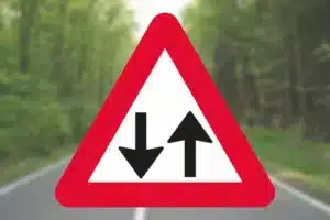 Seri Q Sign A18-Modkørende-færdsel
