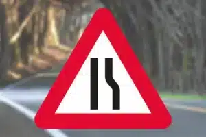 Seri Q Sign A43-3-Indsnævret-vej-i-højre-side