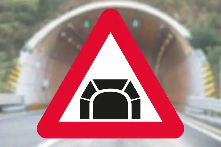 Seri Q Sign A44-Tunnel