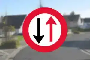 Seri Q Sign B18-Hold-tilbage-for-modkørende