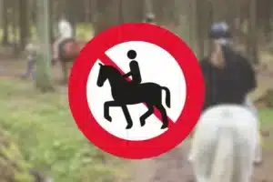 Seri Q Sign C26-1-Ridning-og-føring-af-hest-forbudt