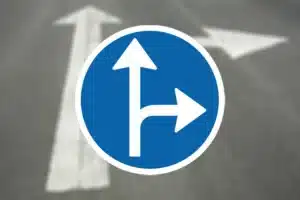 Seri Q Sign D11-7-Påbudt-kørselsretning-frem-og-højre