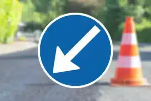 Seri Q Sign D15-2 Påbudt-passage-venstre