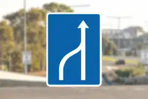 Seri Q Sign E16-1-2-Vognbaneforløb-med-sammenfletning