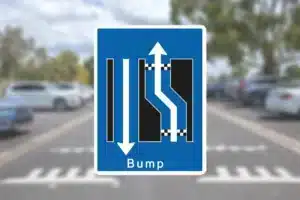 Seri Q Sign E16-3-04-Forsætning-til-venstre-med-bump