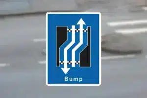 Seri Q Sign E16-3-12-Forsætning-til-højre-med-bump-med-modkørende
