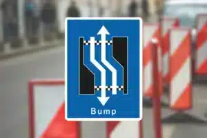 Seri Q Sign E16-3-14-Forsætning-til-venstre-med-bump-med-modkørende