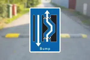 Seri Q Sign E16-3-22-Dobbelt-forsætning-højre-venstre-med-bump